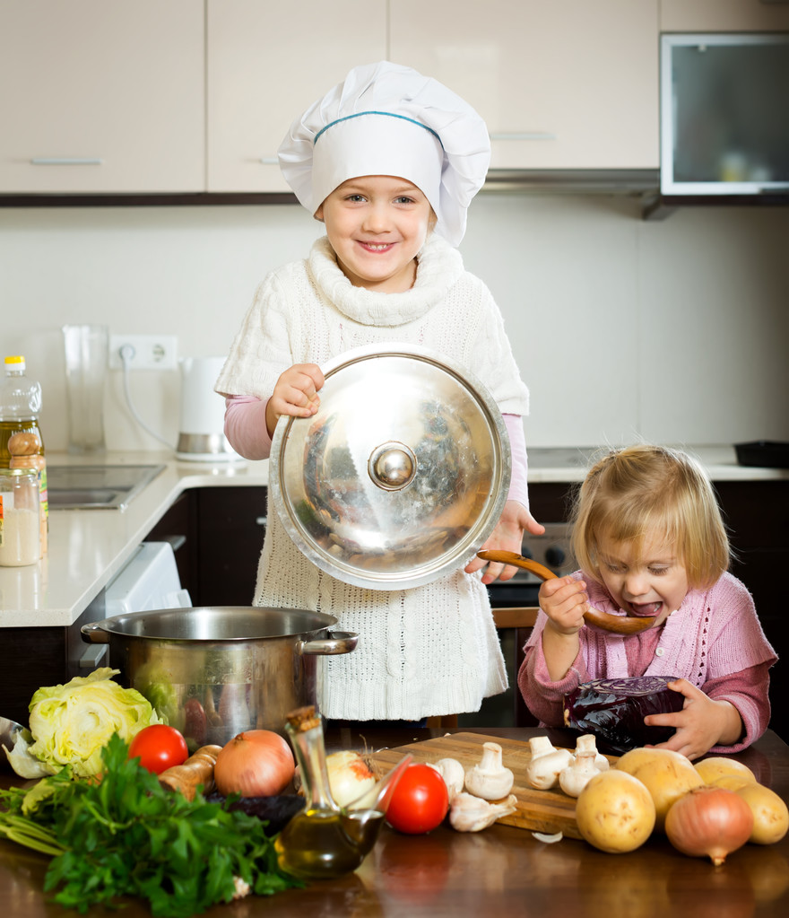 Meninas aprendendo a preparar alimentos
 - Foto, Imagem