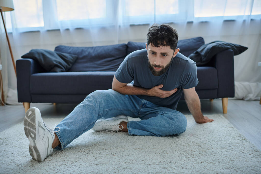brodaty cierpiący mężczyzna w luźnym ubraniu domowym o ciężkim ataku paniki, świadomości zdrowia psychicznego - Zdjęcie, obraz