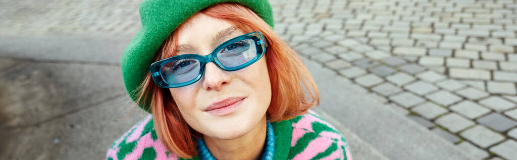 retrato de mujer con estilo en suéter de impresión animal y gafas de sol mirando a la cámara en la calle, pancarta - Foto, imagen
