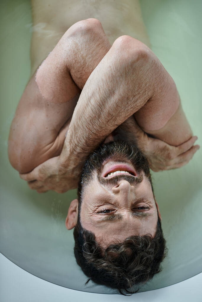 тревожный травмированный человек лежит в ванной и плачет во время поломки, психическое здоровье осведомленности - Фото, изображение