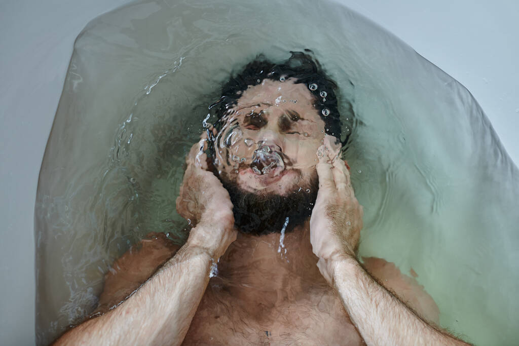Sinir krizi sırasında küvette sakallı bunalımlı bir adam, zihinsel sağlık farkındalığı - Fotoğraf, Görsel