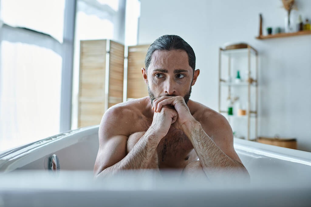 αγχωμένος καταθλιπτικός άντρας με γενειάδα που κάθεται στη μπανιέρα κατά τη διάρκεια της κατάρρευσης, ψυχική υγεία - Φωτογραφία, εικόνα