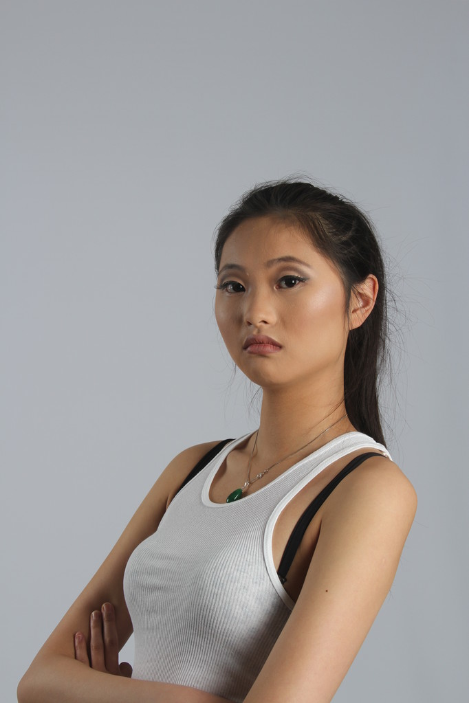 Азиатская модель в повседневной одежде
 - Фото, изображение