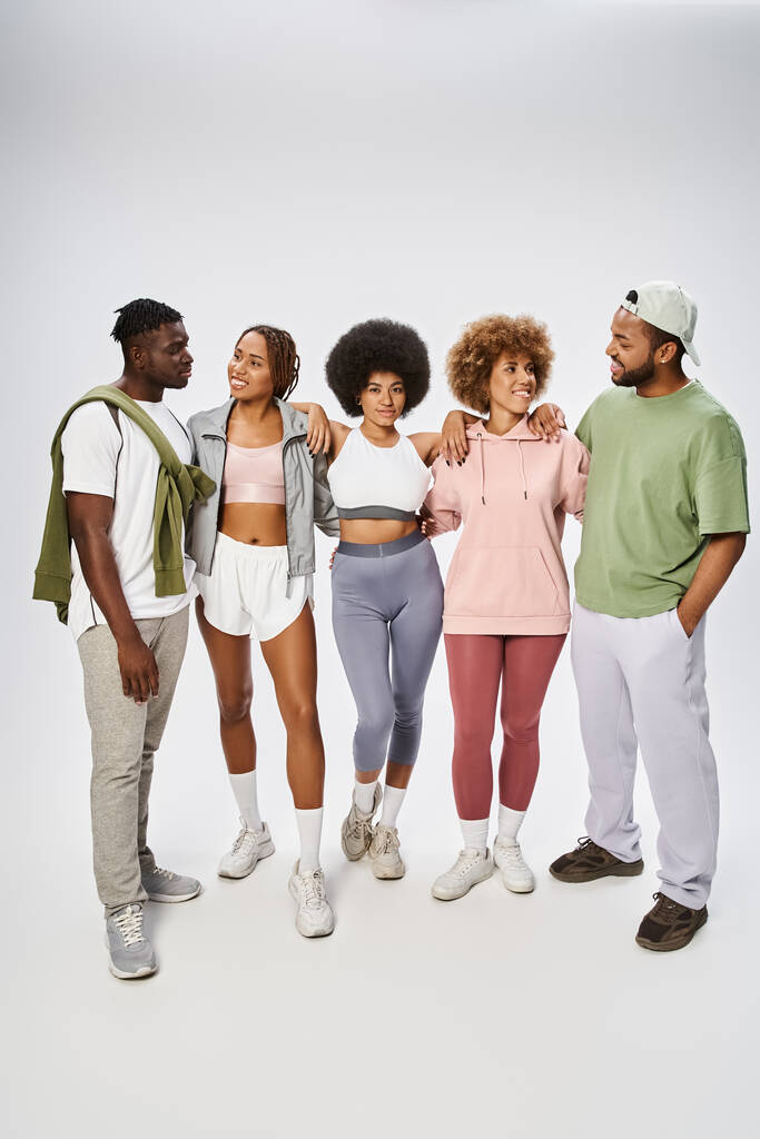 ομάδα χαρούμενων νεαρών αφροαμερικανών φίλων που στέκονται μαζί σε γκρι φόντο, κοινότητα - Φωτογραφία, εικόνα