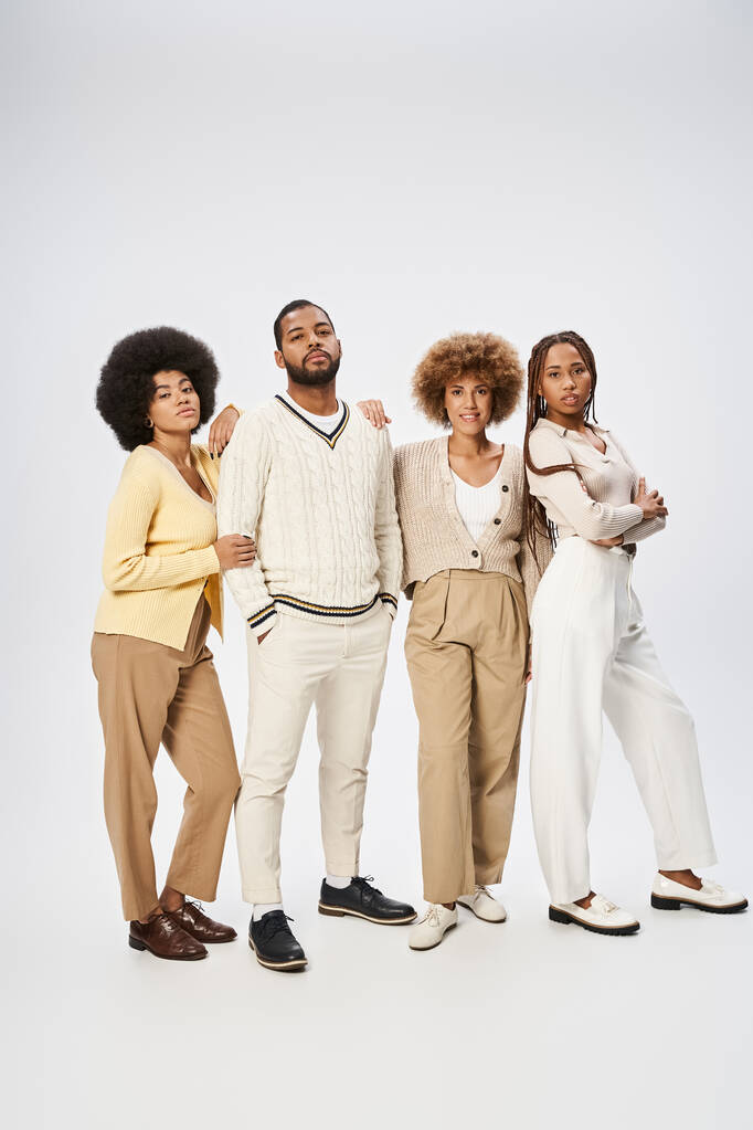 skupina elegantních afroameričanů stojící společně na šedém pozadí, Juneteenth koncept - Fotografie, Obrázek
