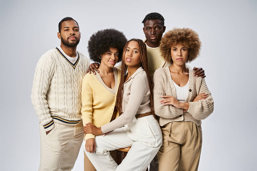 ryhmä tyylikäs afrikkalainen amerikkalainen ystäviä seisoo tyylikäs pukea harmaalla pohjalla, Juneteenth - Valokuva, kuva