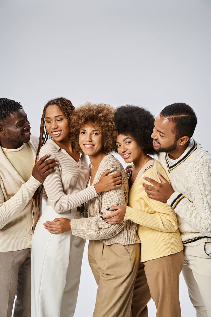 група щасливих афроамериканців в елегантному одязі, обіймаючись на сірому фоні, 19 червня - Фото, зображення