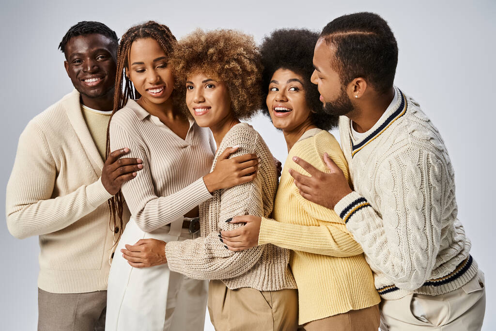 エレガントな服装で陽気なアフリカ系アメリカ人のグループは,灰色の背景に抱きしめます, Juneteenth - 写真・画像