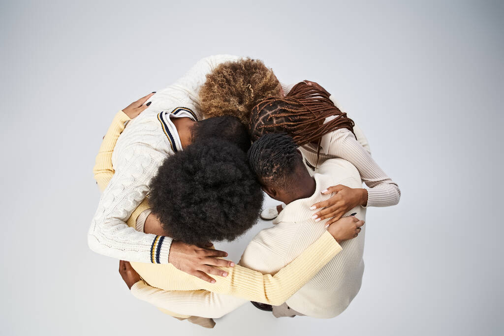 vista superior de la gente afroamericana vinculación y abrazo sobre fondo gris, concepto Juneteenth - Foto, imagen
