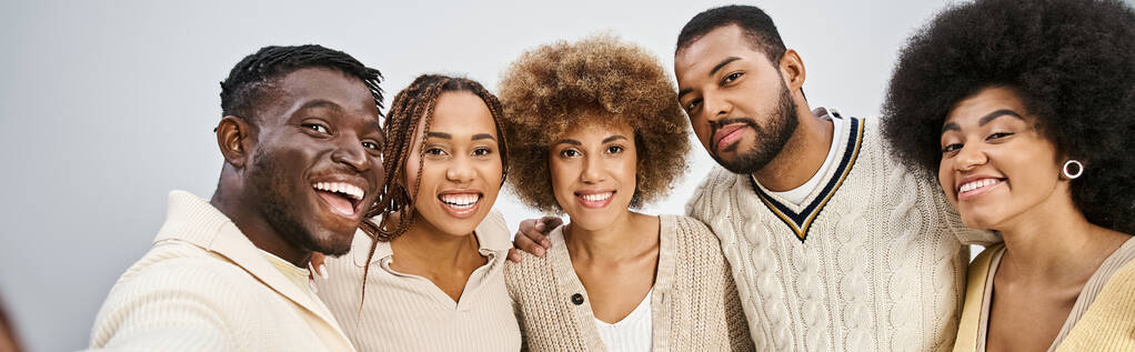 groupe d'amis afro-américains heureux collage et étreinte sur fond gris, bannière Juneteenth - Photo, image