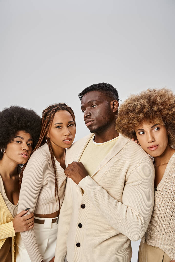neljä afrikkalainen Amerikan ihmiset rento pukea seisoo harmaalla pohjalla, Juneteenth käsite - Valokuva, kuva