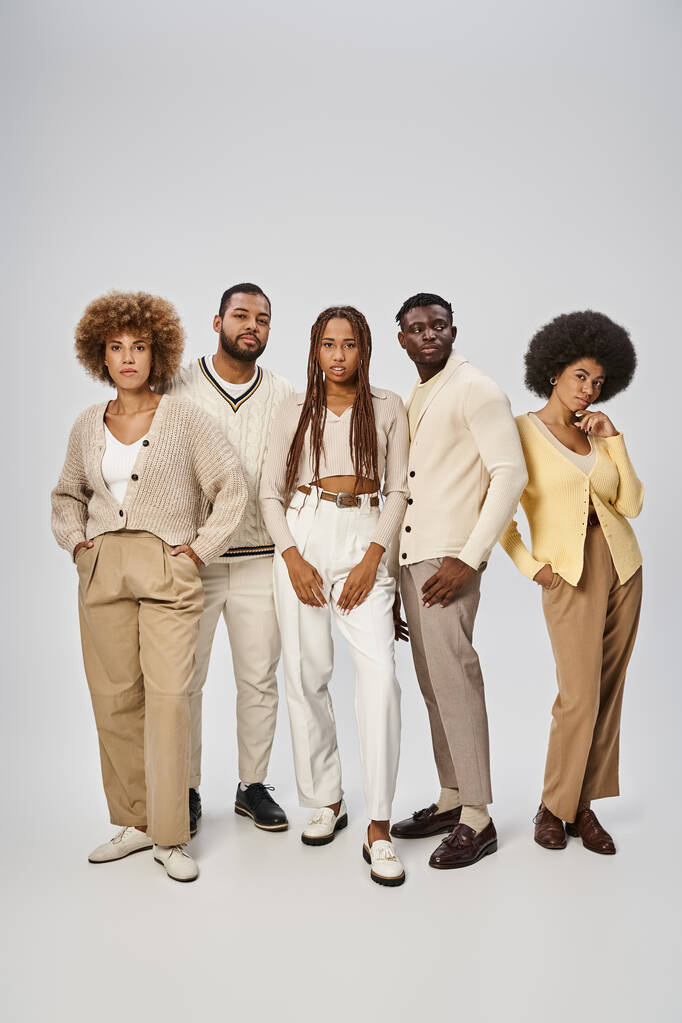 cinco afroamericanos en atuendo casual de pie sobre fondo gris, concepto Juneteenth - Foto, Imagen