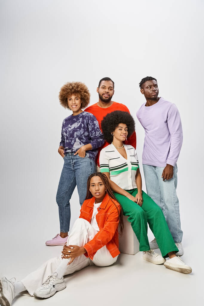 счастливая африканская американская община в повседневной одежде позируют вместе на сером фоне, Juneteenth - Фото, изображение