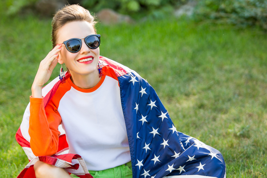 Nainen, jolla on Amerikan lippu
 - Valokuva, kuva