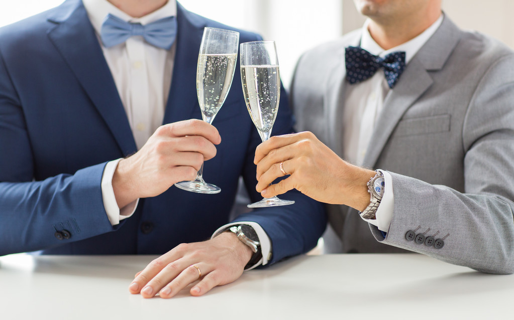 primer plano de macho pareja gay con copas de champán - Foto, imagen