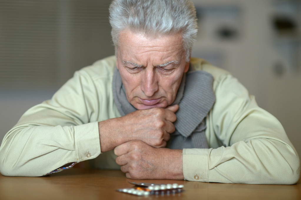 idős ember kezelni gyógyszerek - Fotó, kép