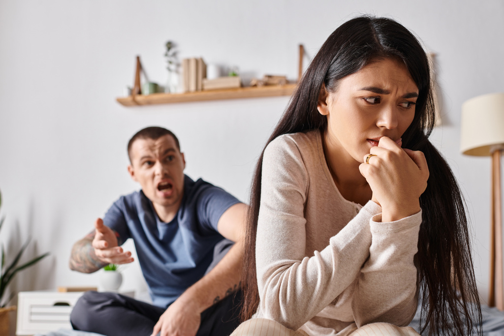 joven deprimido asiático mujer sentado cerca enojado marido en peleas en dormitorio, divorcio concepto - Foto, Imagen
