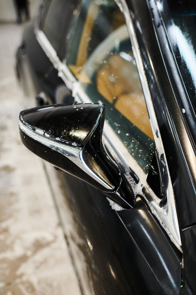 objekt fotografie mýdlo lesklý boční pohled zrcadlo černé moderní auto při praní v garáži - Fotografie, Obrázek