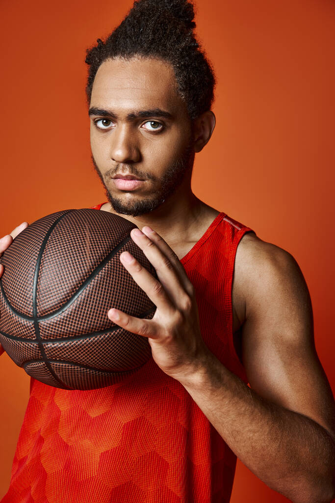 attraente atletico afroamericano uomo in abbigliamento sportivo in possesso di basket e guardando la fotocamera - Foto, immagini