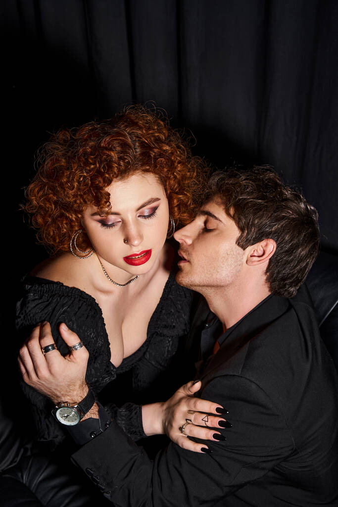 houkutteleva poikaystävä ja tyttöystävä tyylikäs pukea suudella intohimoisesti musta tausta, seksikäs pari - Valokuva, kuva