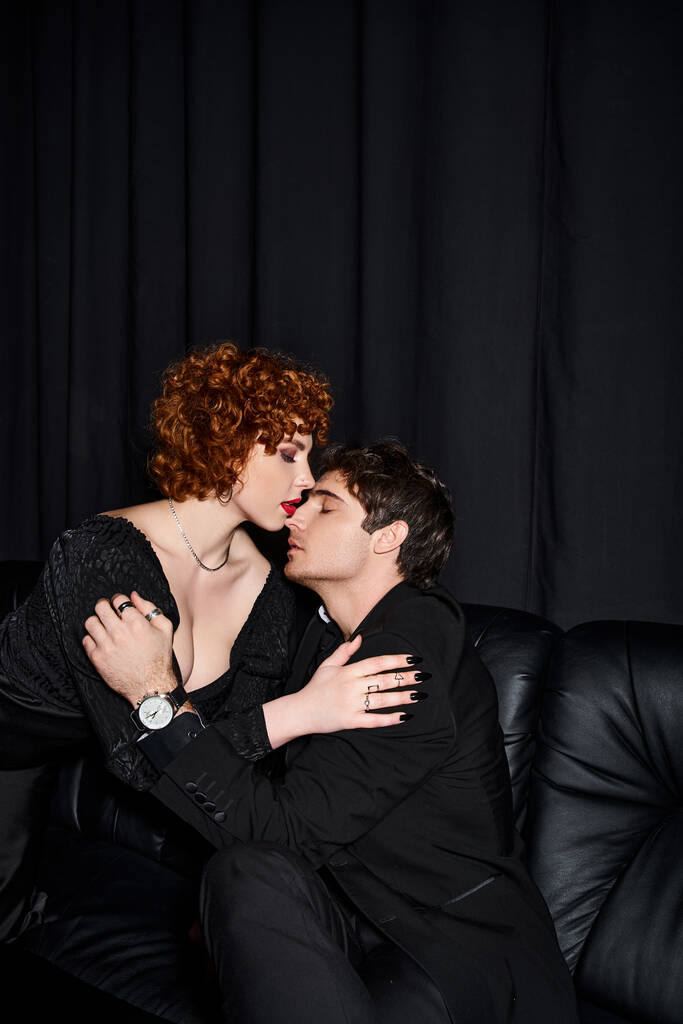 заманчивые парень и девушка в шикарной одежде страстно целуются на черном фоне, сексуальная пара - Фото, изображение