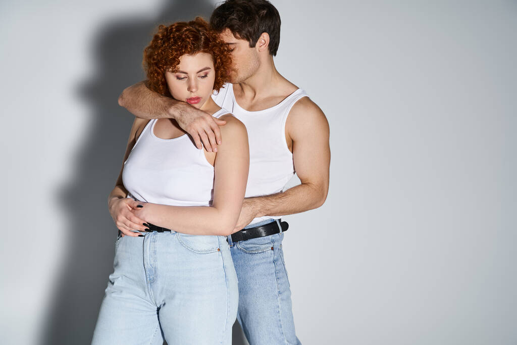 привлекательный любящий мужчина и женщина в случайных одеждах обнимаются перед поцелуем страстно, сексуальная пара - Фото, изображение
