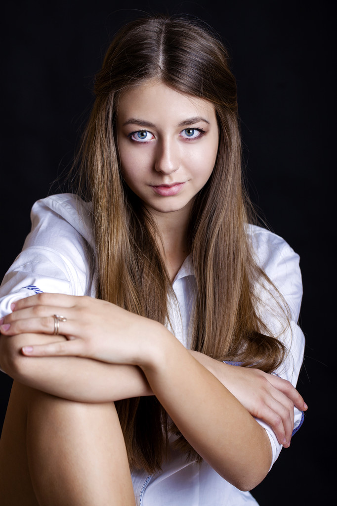 Портрет красивой молодой женщины в белой рубашке
 - Фото, изображение
