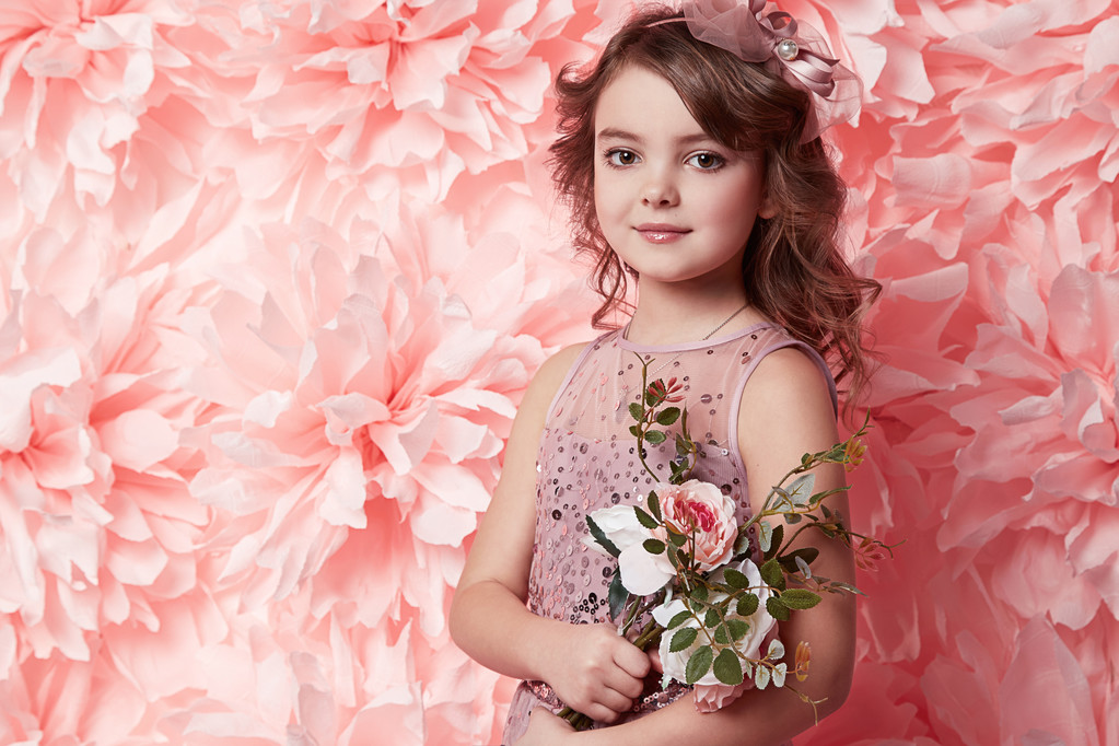 Çiçek ile şirin elbiseli güzel küçük kız - Fotoğraf, Görsel
