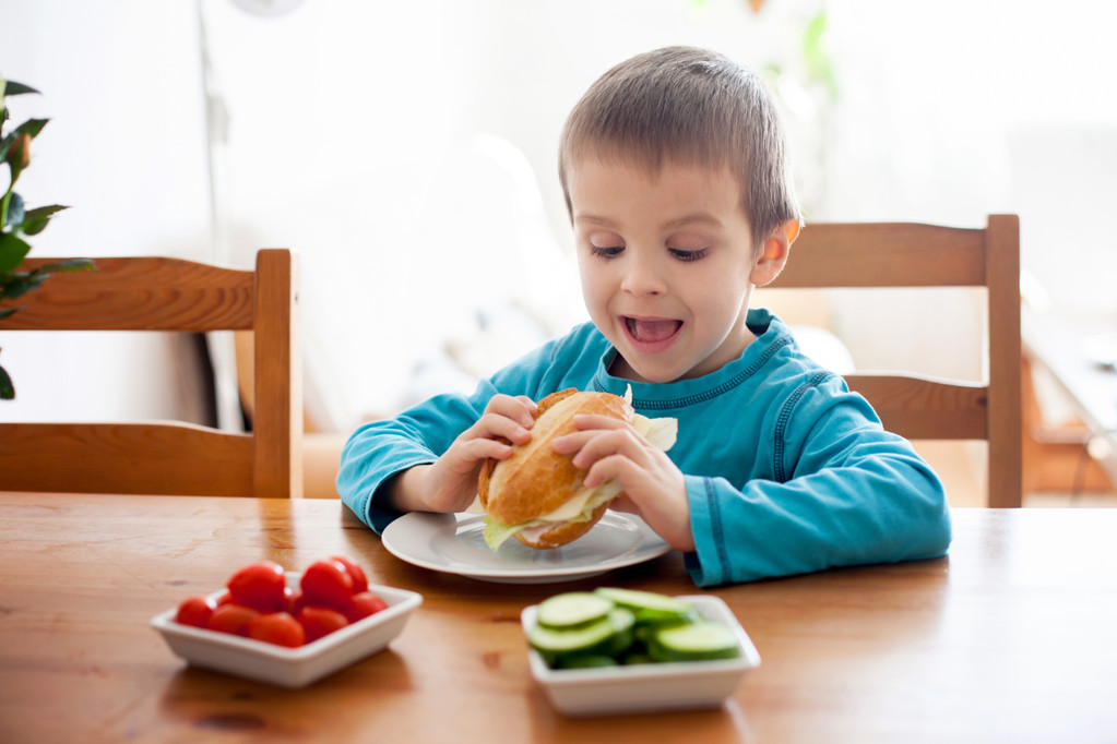 schöner kleiner Junge, zu Hause Sandwich essen, Gemüse auf der - Foto, Bild