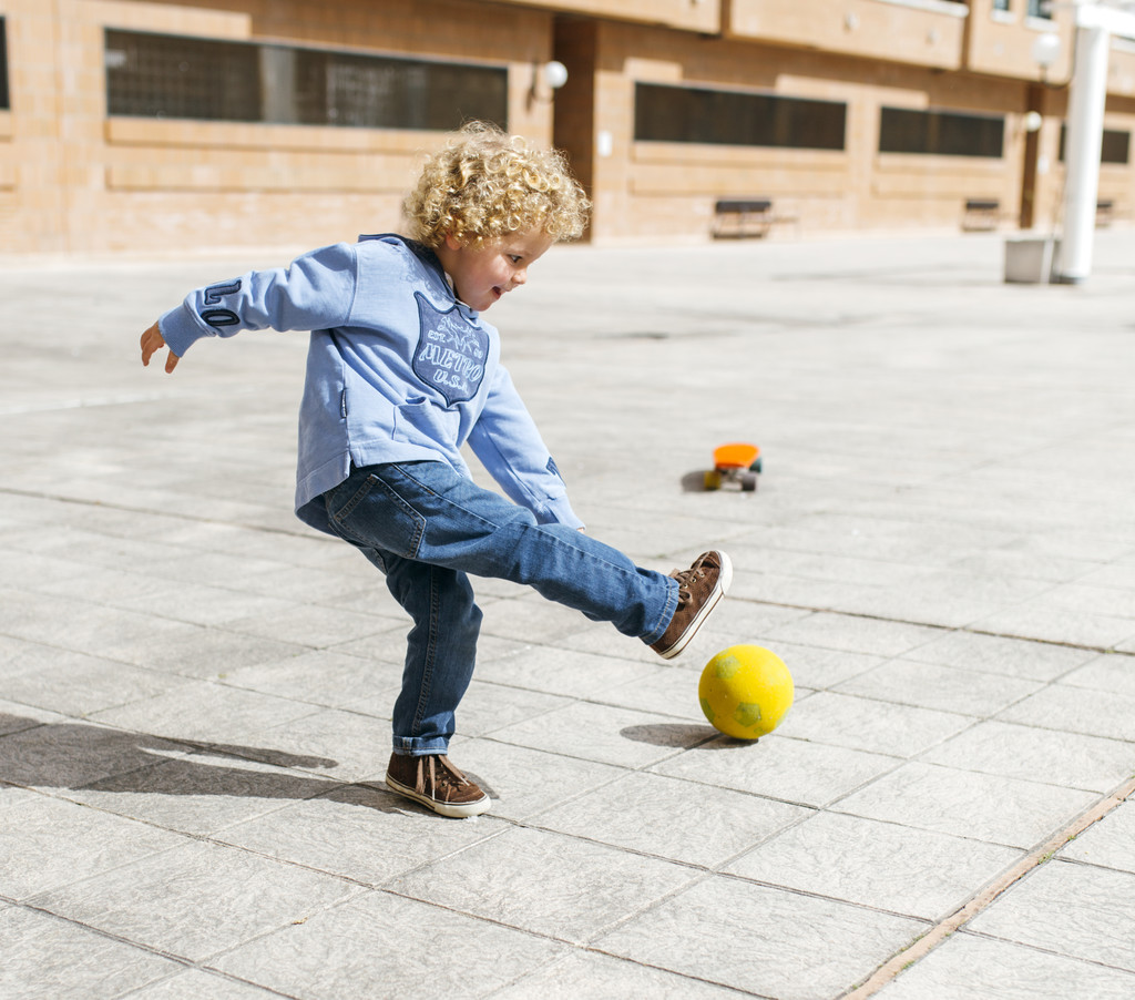 Little boy playing ball - Photo, Image