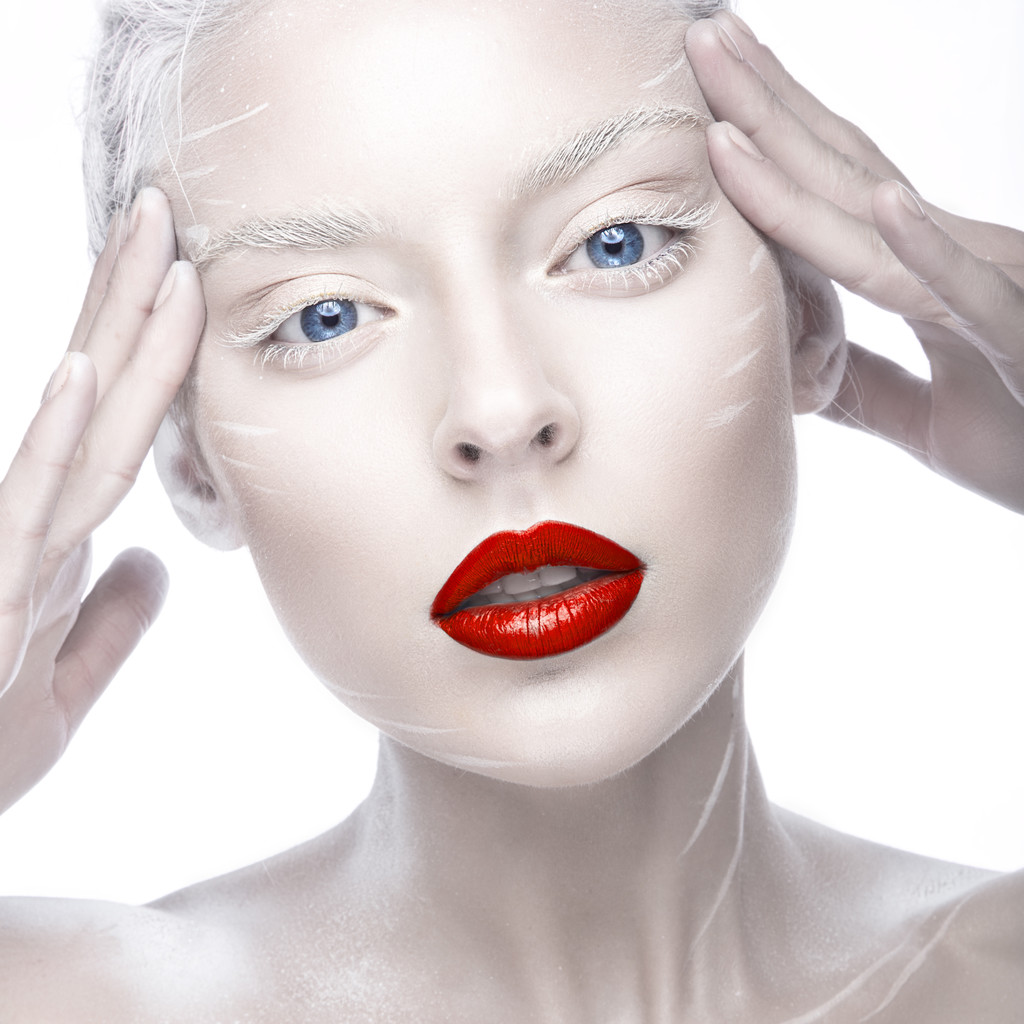 Menina bonita na imagem de albino com lábios vermelhos e olhos brancos. Arte beleza rosto
. - Foto, Imagem