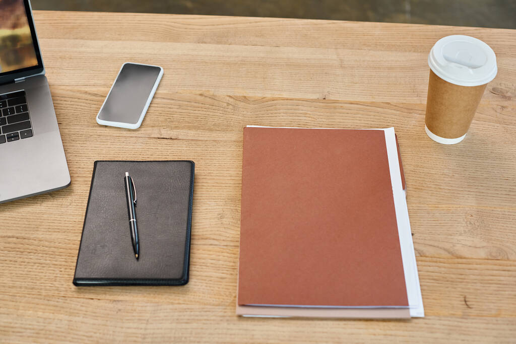 moderne kantooromgeving, een laptop en notitieboekje op een houten tafel voor het werk. - Foto, afbeelding