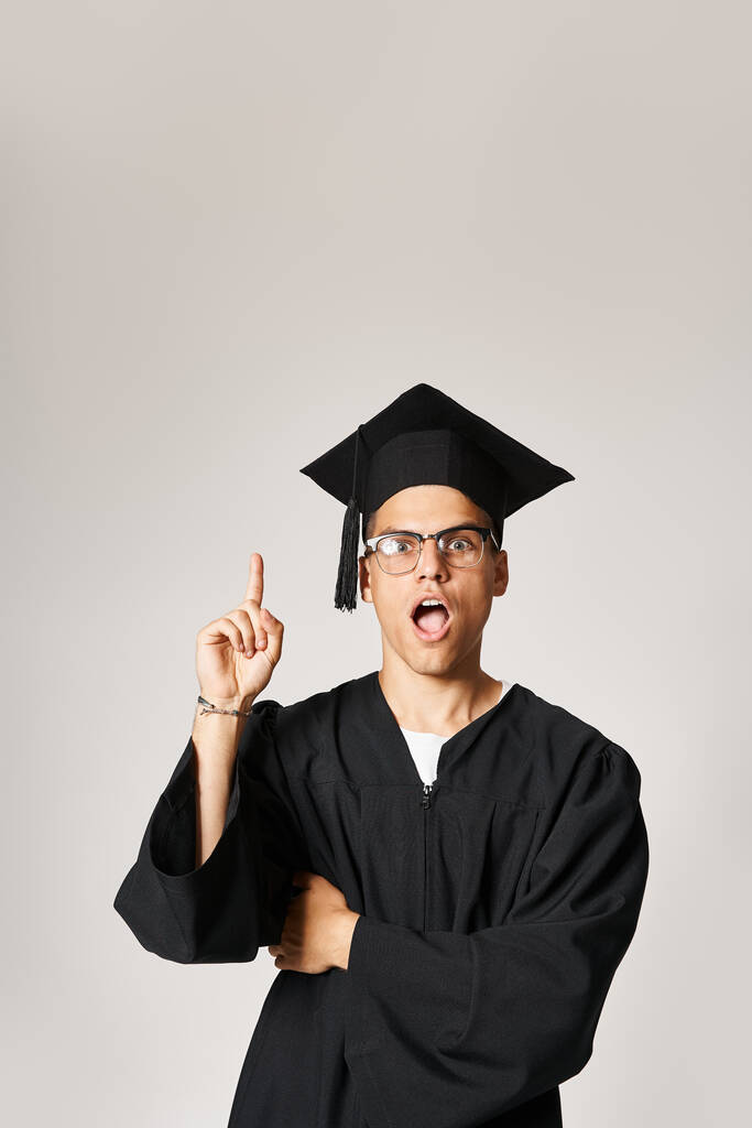 vonzó fiatal diák diplomás ruhát és látás szemüveg jön fel ötlet szürke háttér - Fotó, kép