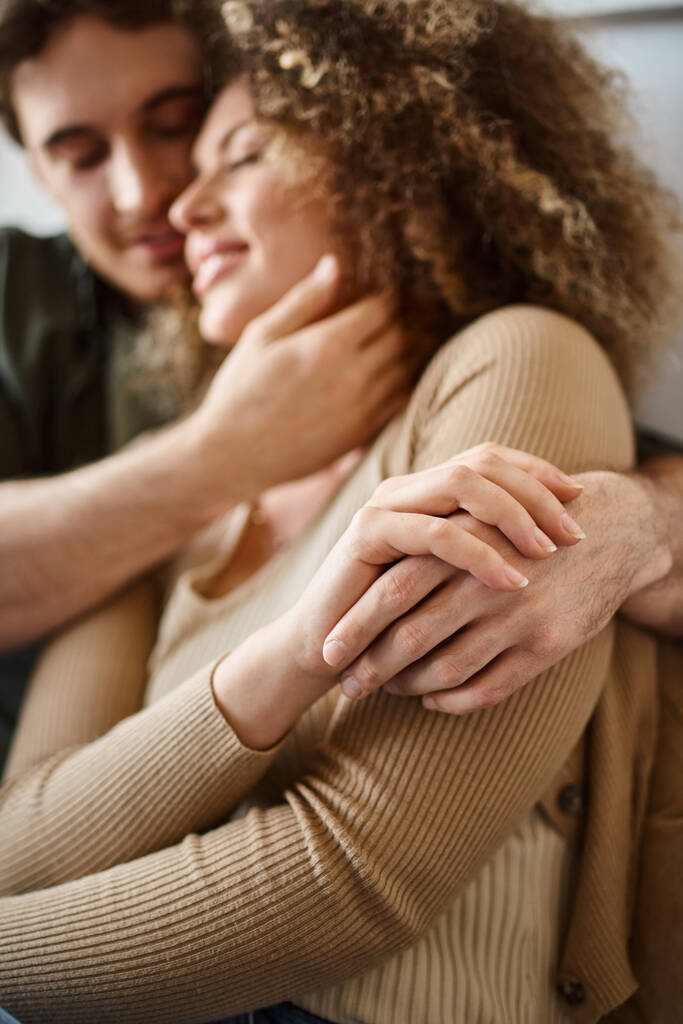Close-up imagem de mãos de encaracolado jovem mulher e morena homem compartilhando um abraço sincero - Foto, Imagem