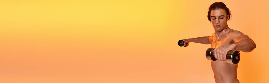 beau musclé homme torse nu formation avec haltères sur fond orange vif, bannière - Photo, image