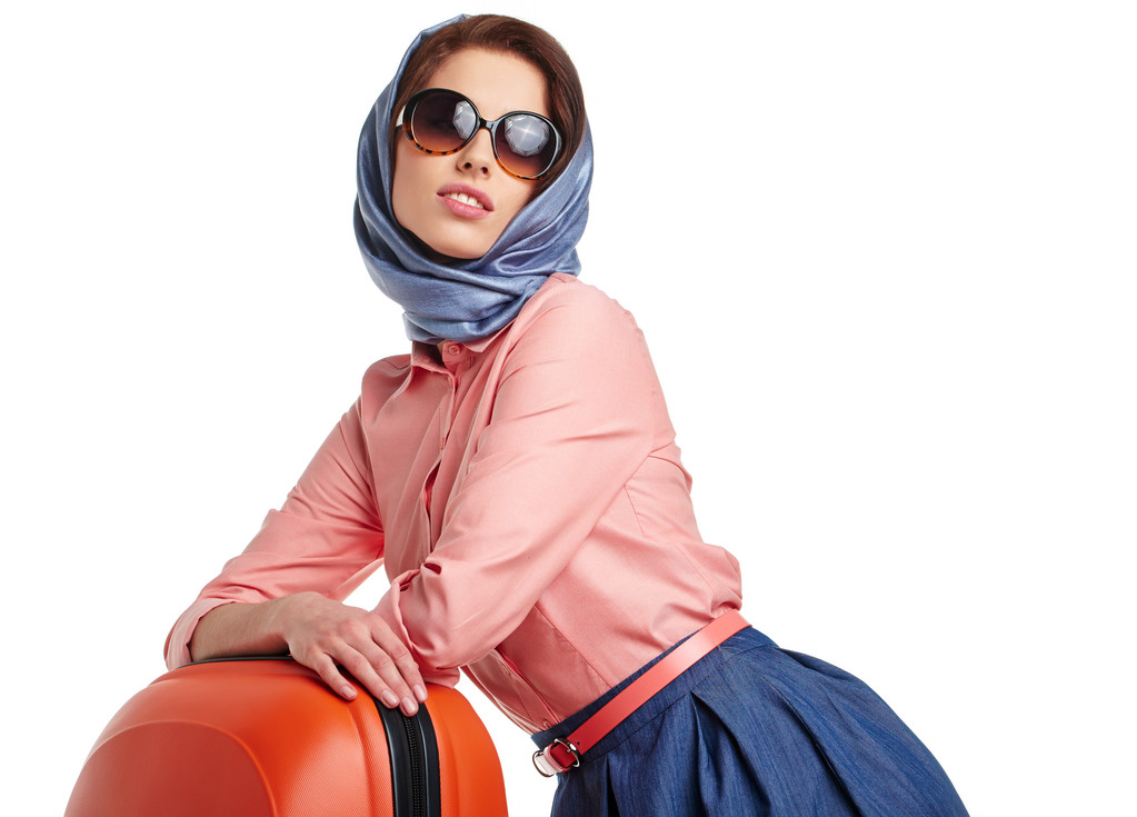 Elegáns nő egy bőrönd - Fotó, kép