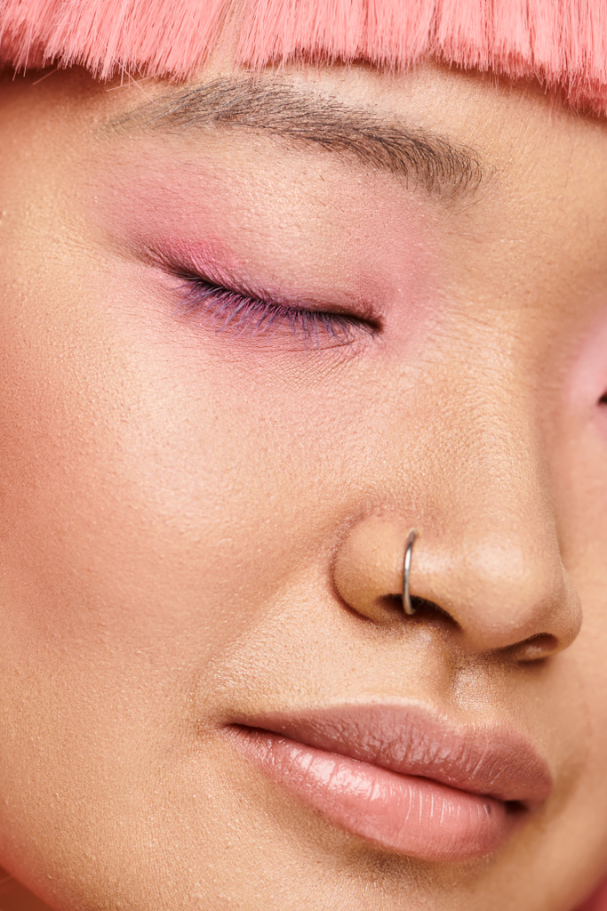 close-up van mooie jonge vrouw gesloten oog met perfecte huid, roze make-up en neus piercing - Foto, afbeelding