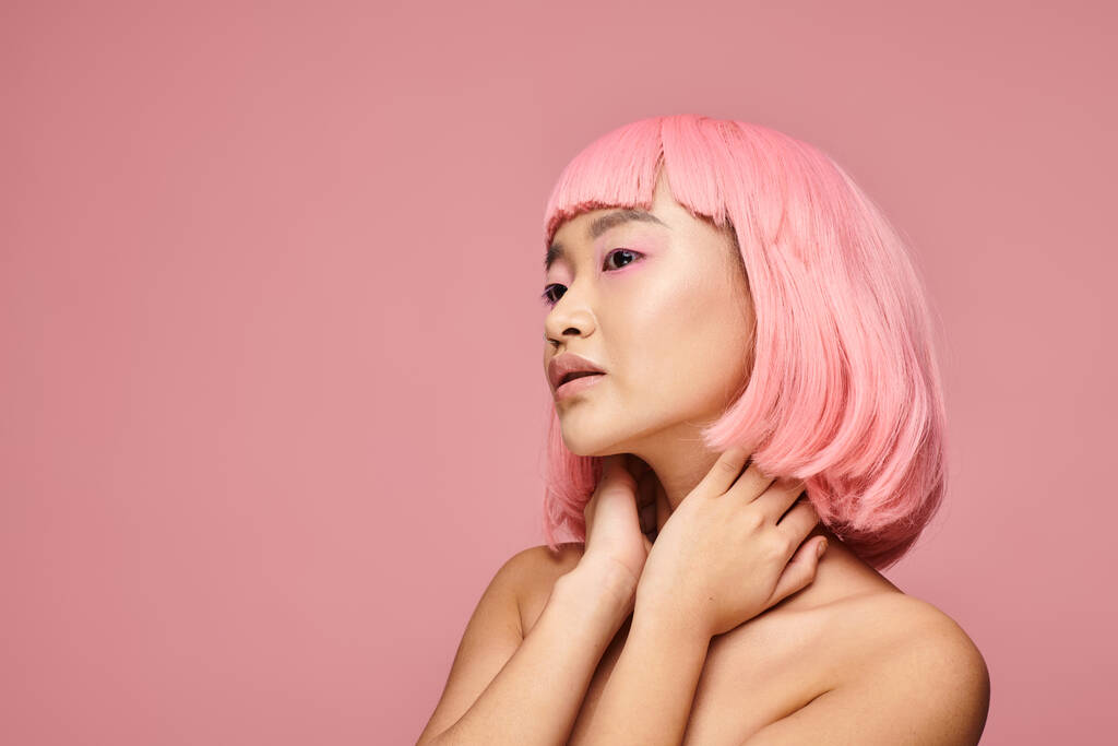 portré csábító nő rózsaszín haj megható nyak kezek élénk háttér - Fotó, kép