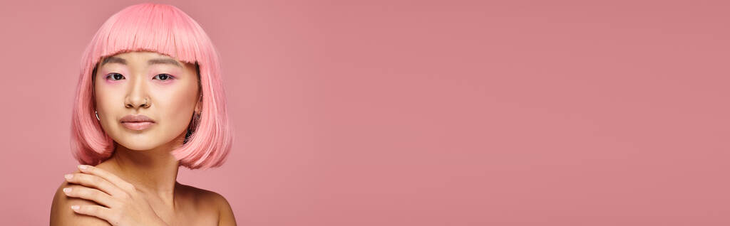 banneri aasialainen tyttö vaaleanpunaiset hiukset ja nenä lävistyksiä koskettava olkapää elinvoimainen tausta - Valokuva, kuva