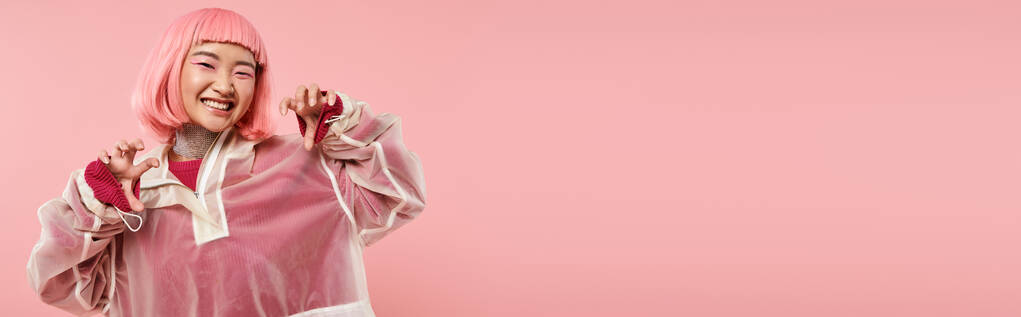 πανό της χαρούμενης Ασιάτισσας με στυλάτο ντύσιμο ποζάροντας με τα χέρια σε ζωντανό φόντο - Φωτογραφία, εικόνα