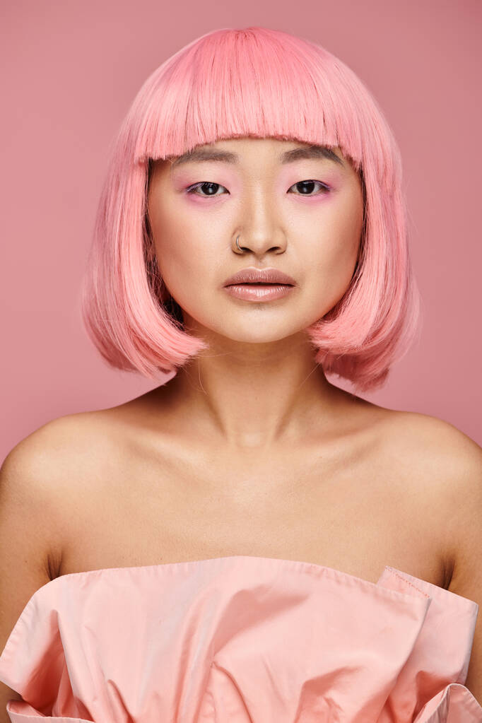 houkutteleva aasialainen nuori nainen vaaleanpunaiset hiukset ja meikki haluavat kameran elinvoimainen tausta - Valokuva, kuva