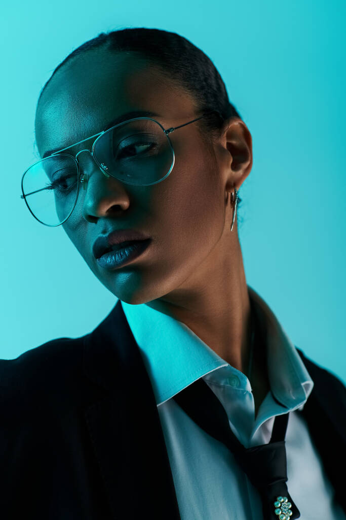 Joven mujer afroamericana en traje y corbata, con confianza usando gafas - Foto, Imagen