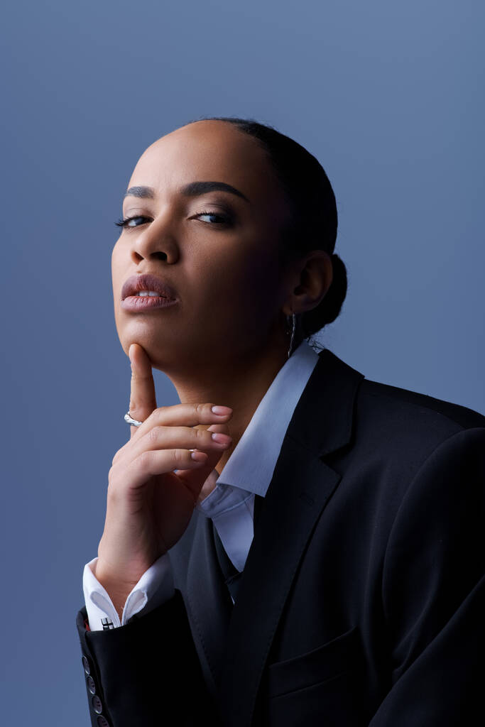 Uma jovem afro-americana modelo feminina em um terno de negócios posando para um retrato profissional. - Foto, Imagem