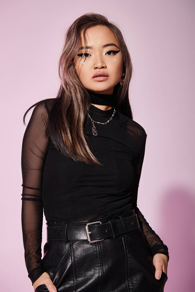 atractivo marrón pelo asiático joven mujer con pesado maquillaje posando contra lila fondo - Foto, imagen