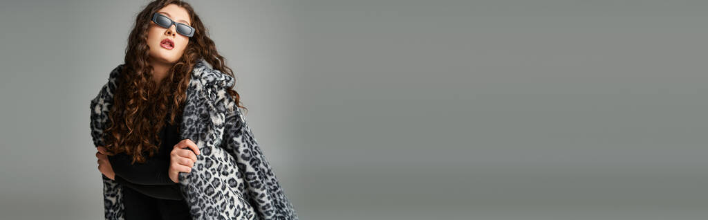 banner plusz méretű nő napszemüvegben előrehajolva leopárd szőrme kabát szürke háttér - Fotó, kép