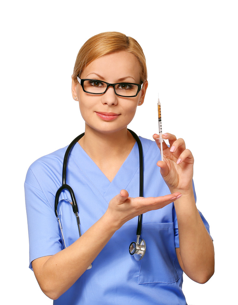 Lächeln junge Krankenschwester mit Spritze und Stethoskop isoliert auf whi - Foto, Bild