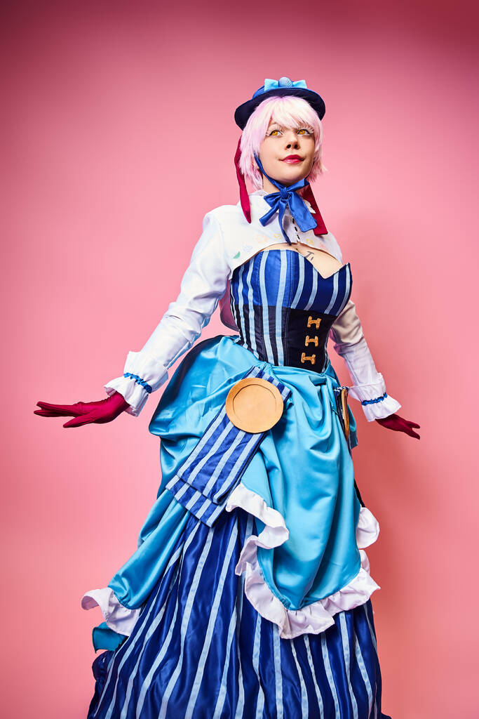 krásná módní žena cosplaying roztomilý anime charakter a odvrací pohled na růžové pozadí - Fotografie, Obrázek
