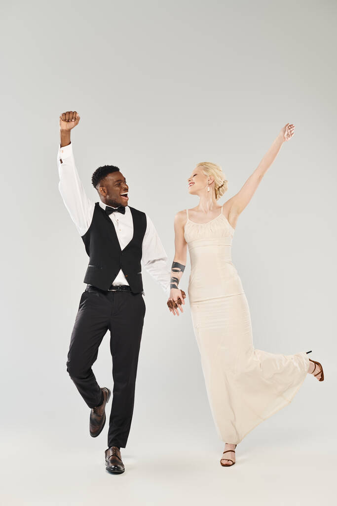 Un hombre y una mujer en ropa formal bailan juntos con gracia, mostrando elegancia y sofisticación. - Foto, imagen