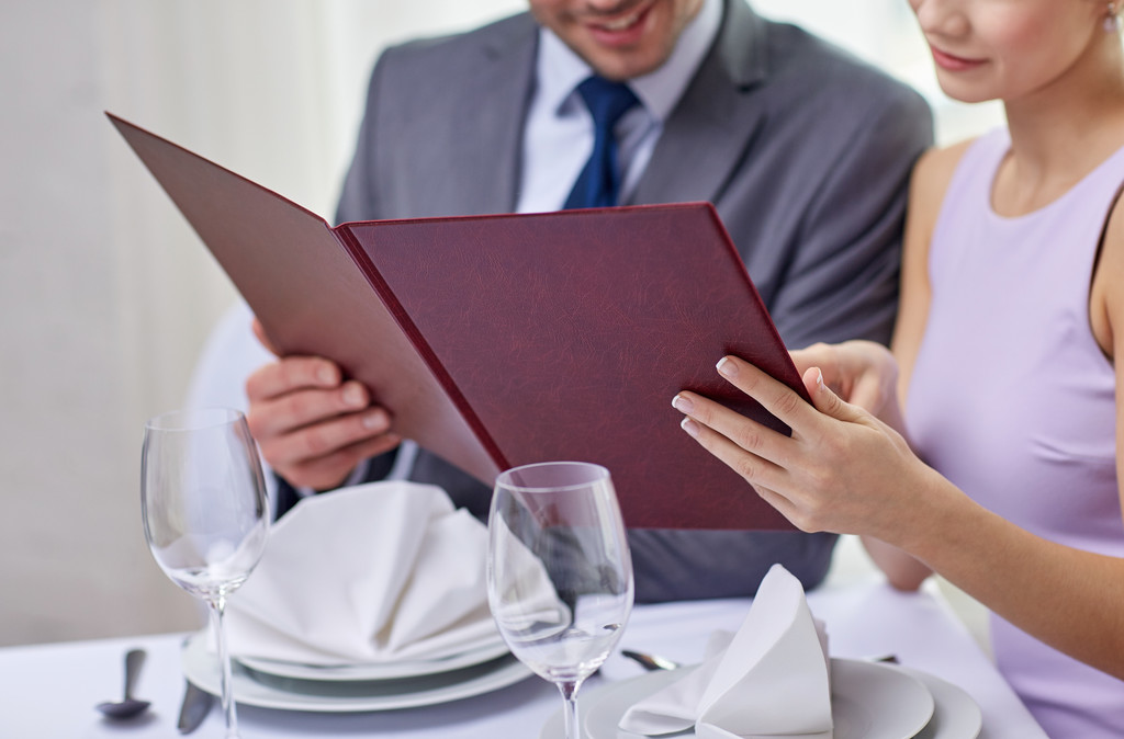 Close up van gelukkige paar met menu in restaurant - Foto, afbeelding