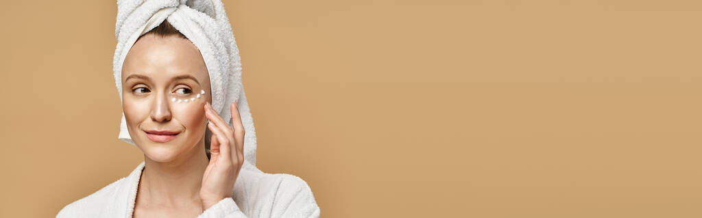 Una mujer impresionante con una toalla envuelta estilo turbante en su cabeza, exudando gracia natural y belleza. - Foto, imagen